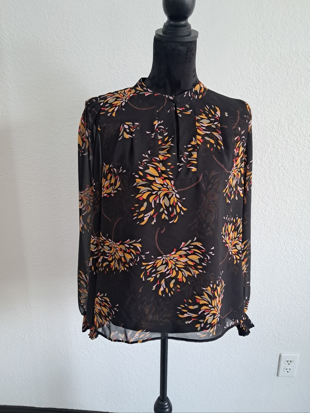 CAbi Fiesta Chiffon Blouse Black Orange Red Starflower Keyhole Cutout Festival